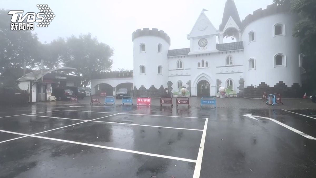 南投仁愛鄉目前雨勢不小,同樣宣布停班停課,清境農場也配合休園。(圖/TVBS)