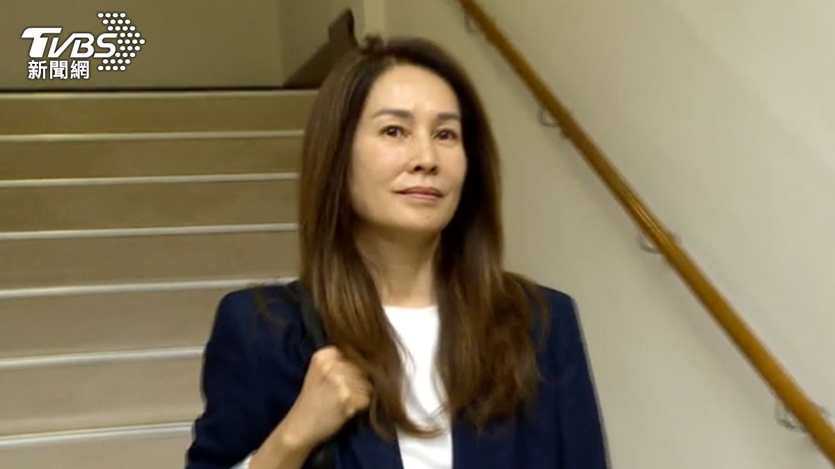 遭求刑12年6個月,無黨籍立委高金素梅時隔一天現身立法院,神色自若回應媒體提問。(圖/TVBS)