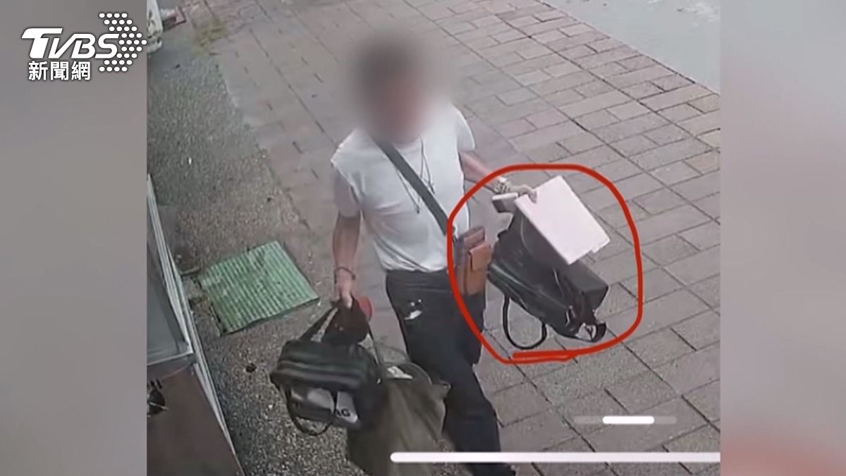 該名男子身上揹了3個包包，手上還拿著一個，從彰化員林一路偷到台中豐原。(圖／民眾提供)