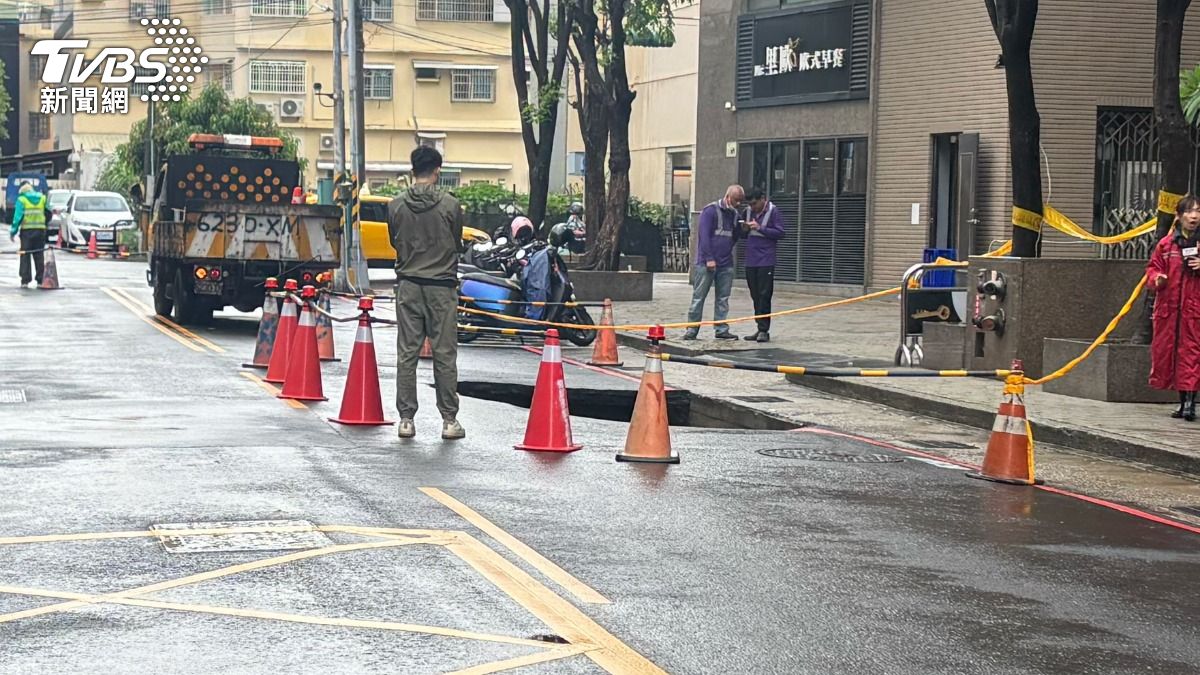 有片/驚悚瞬間曝!高雄街道「3米天坑」吞車 塌陷原因出爐