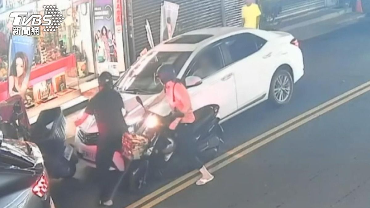綠燈不走下車翻找！騎士見駕駛狂抖上前關心　下秒慘遭衝撞