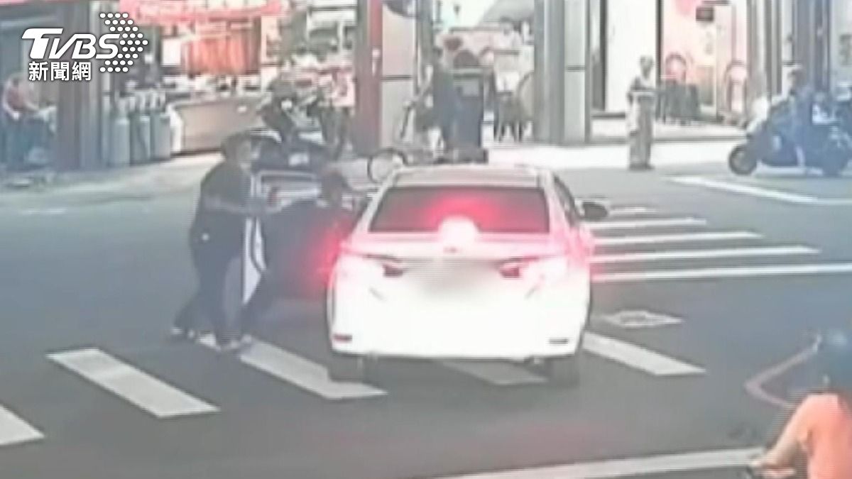 綠燈不走下車翻找！騎士見駕駛狂抖上前關心　下秒慘遭衝撞