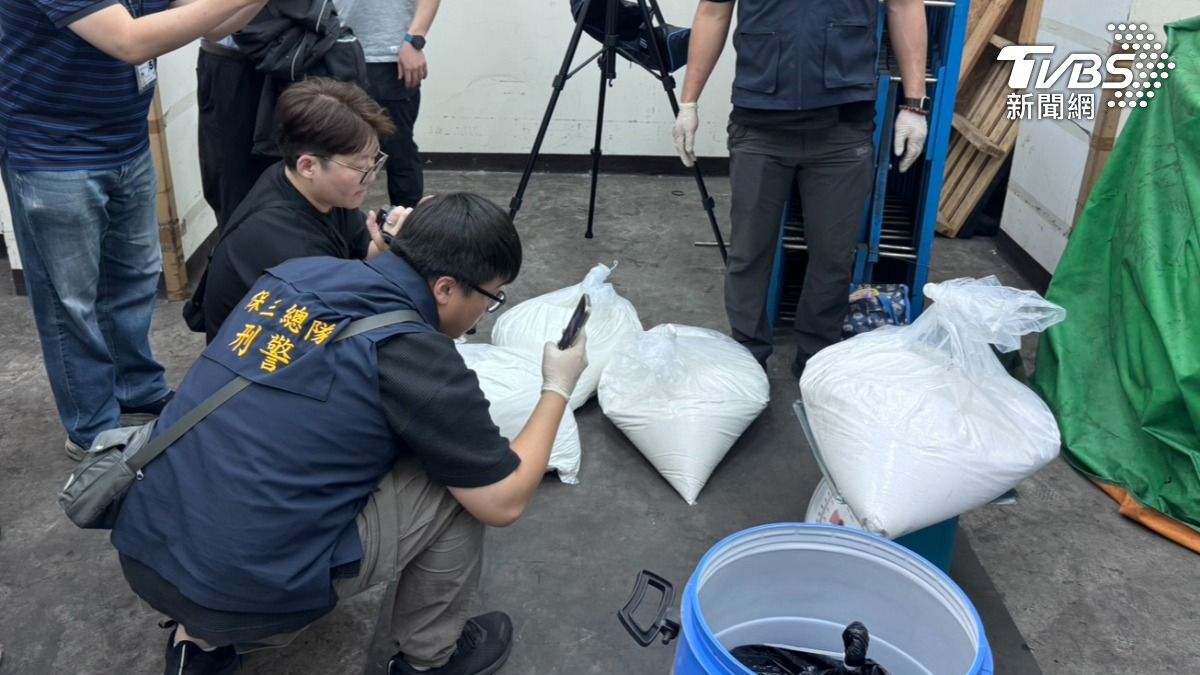警破獲百公斤喪屍煙彈原料,黑市市值20億。(圖/TVBS)