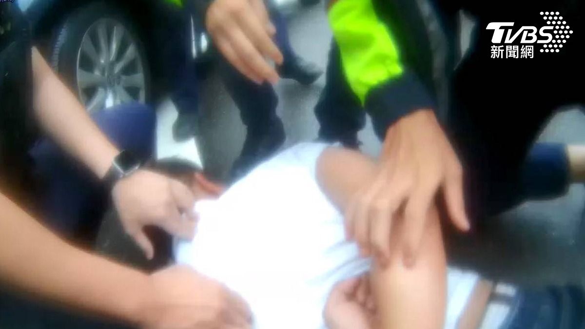 白衣男拒檢,員警持警棍破窗,順利制伏嫌犯。經唾液快篩檢測,該男呈現毒品陽性反應。(圖/TVBS)