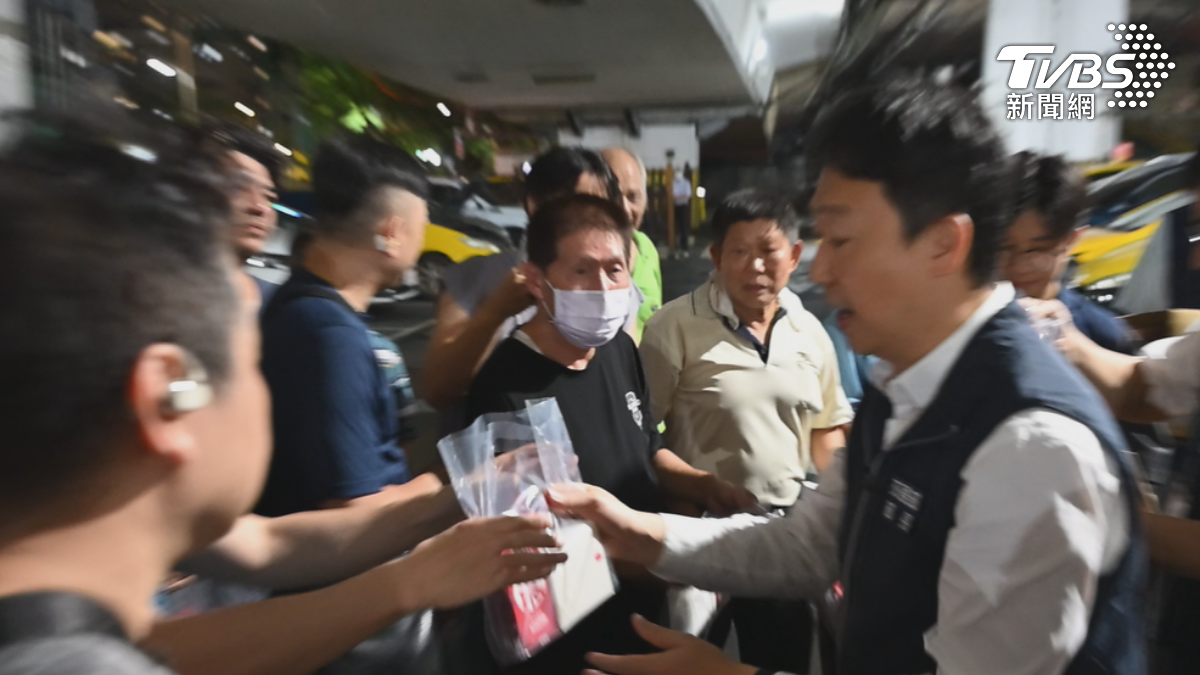 交通部長來發送宵夜,並宣布計程車油價補助,加碼9千元。(圖/TVBS)