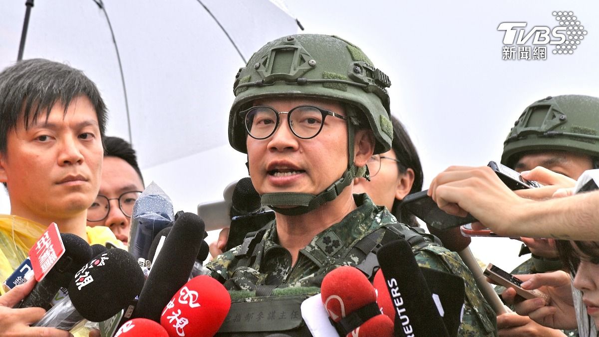 翁一銘上校說明雷霆2000射擊情況。(圖/胡瑞麒攝)