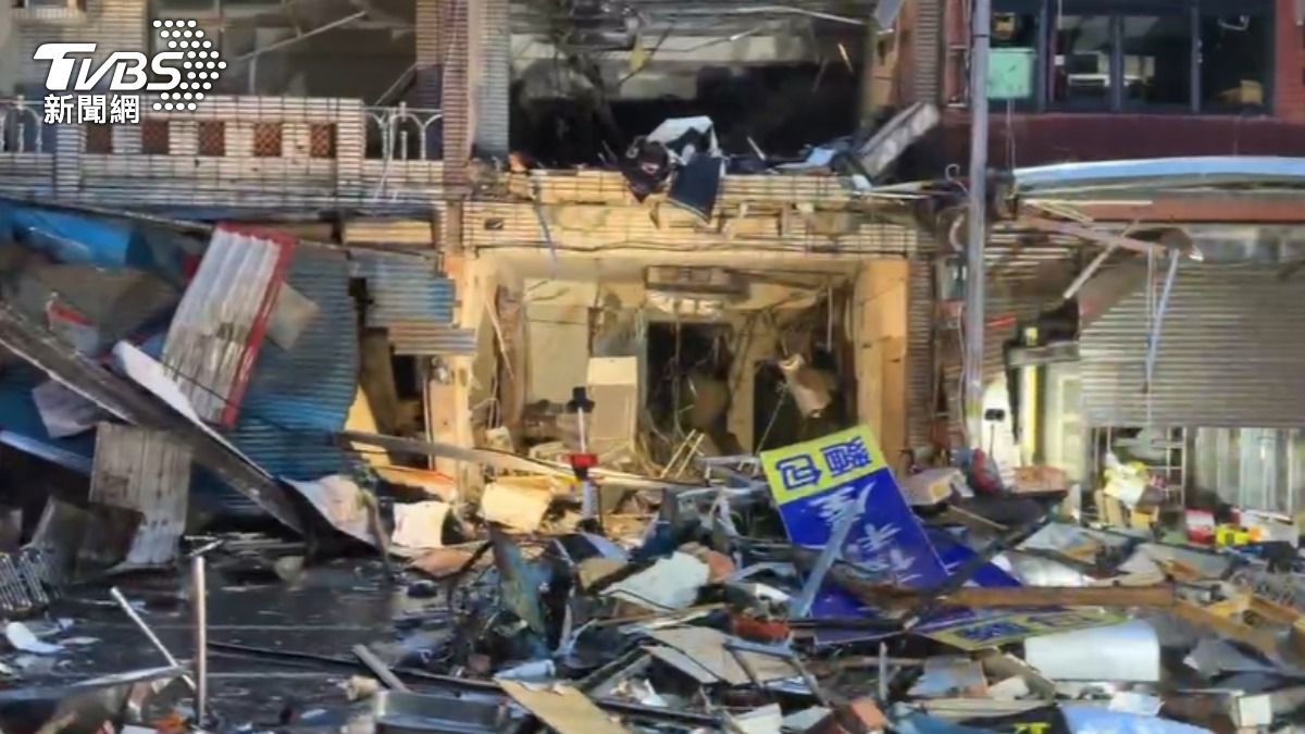 受損較嚴重的3戶建物，待火調後再進行結構安全鑑定。（圖／TVBS）