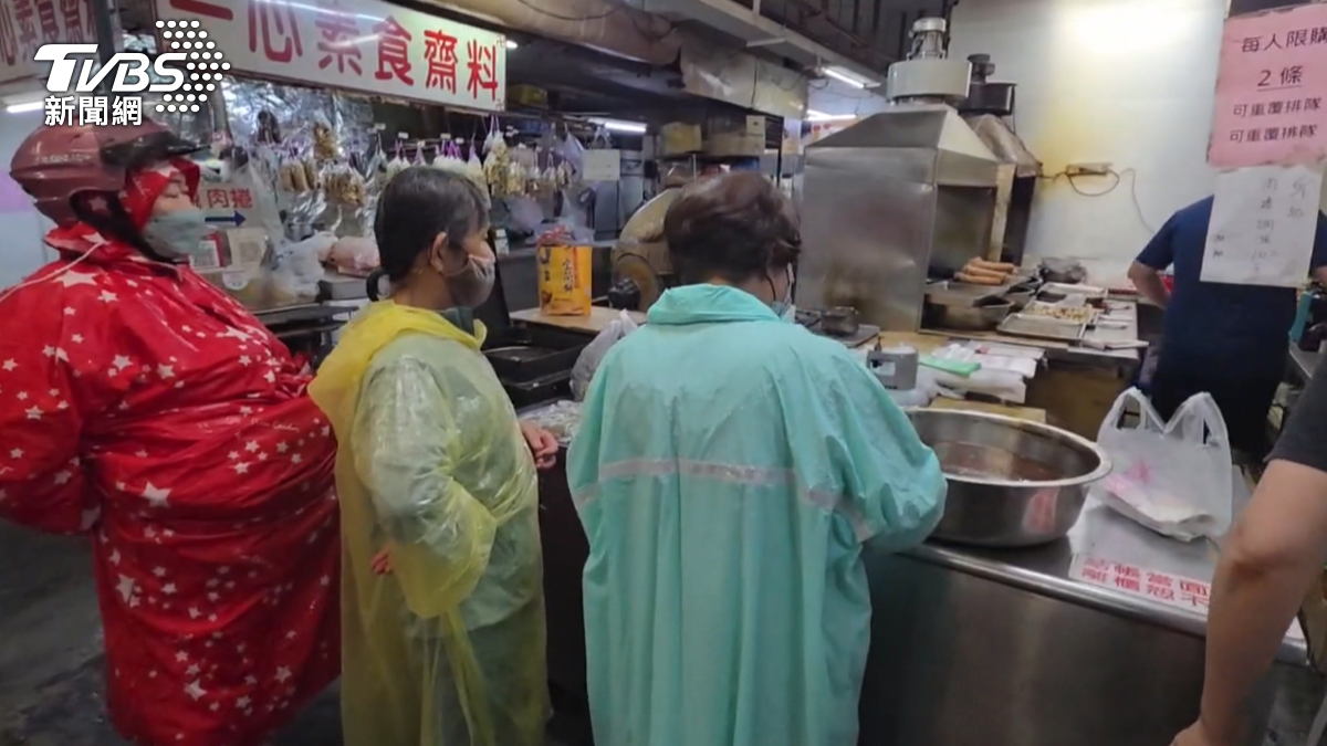 即使下雨天,仍可見民眾穿著雨衣排隊等候,有人表示是家人推薦好吃才特地前來購買。(圖/TVBS)