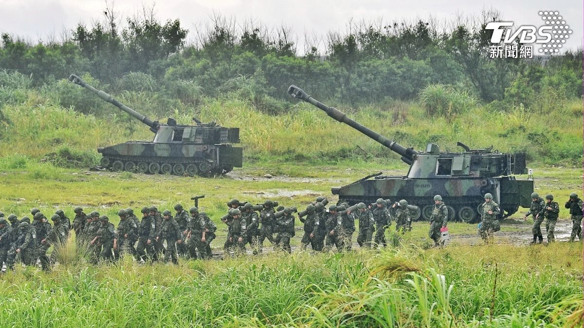 圖輯/不畏雨彈炸裂!雷霆2000、M109A2秀戰力 震撼開火畫面曝