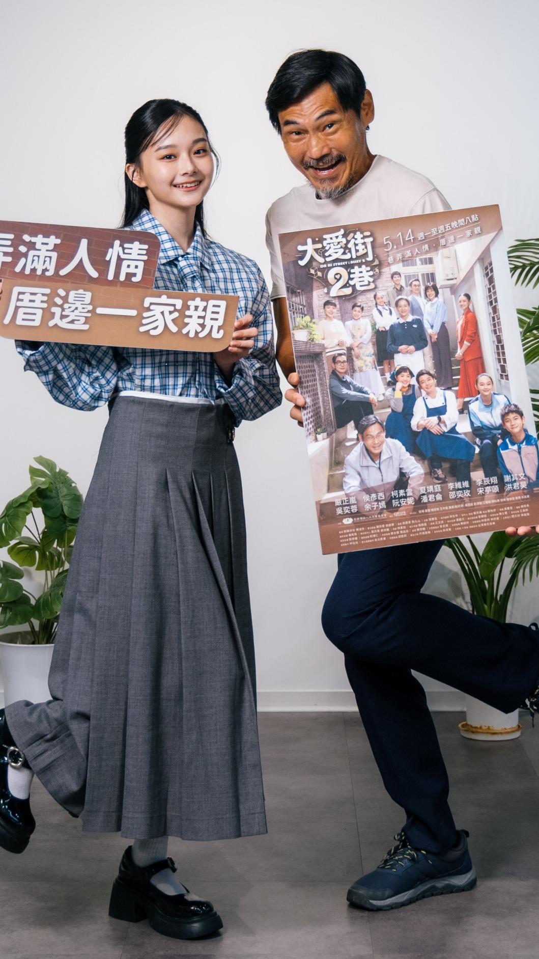 邵奕玫(左)的童年讓夏靖庭落淚。(圖/大愛提供)