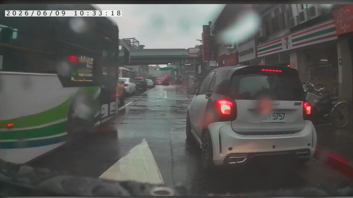 白色轎車違規停在公車停靠區前,導致多輛公車無法順利進站。(圖/民眾提供)