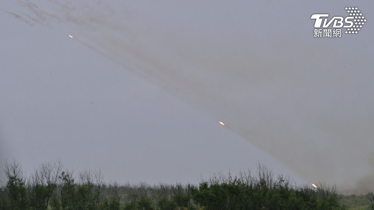 儘管現場大雨不斷,雷霆2000多管火箭系統實彈射擊現場砲聲隆隆、火光四射,畫面相當震撼。(圖/胡瑞麒攝)