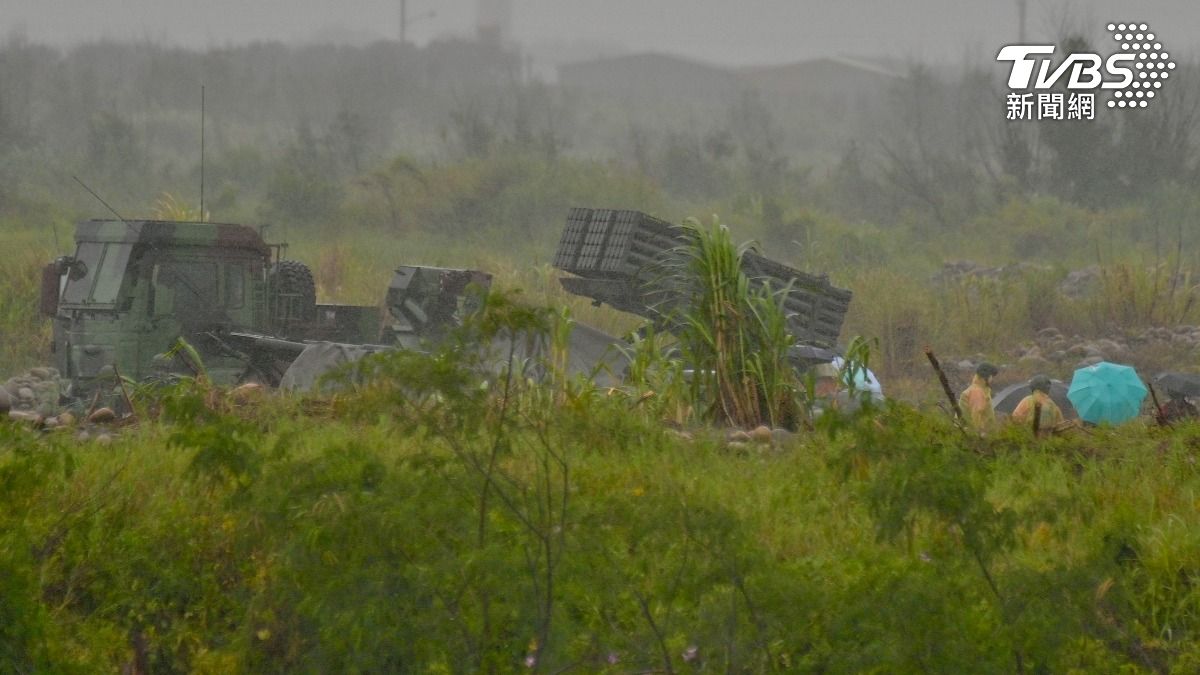 模擬敵軍兩棲兵力企圖進犯中部地區為想定,軍方出動包括雷霆2000、M109A2自走砲戰車等武器實彈射擊,現場畫面十分震撼。(圖/胡瑞麒攝)