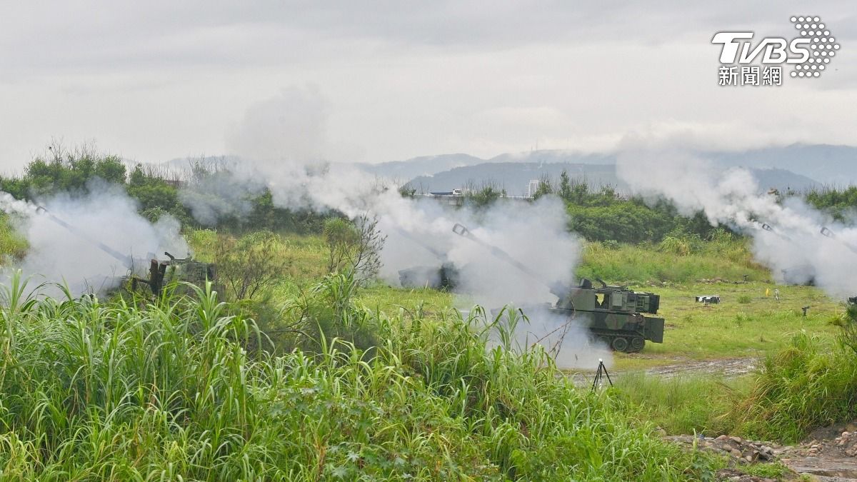 M109A2自走砲戰車實彈射擊,現場畫面十分震撼。(圖/胡瑞麒攝)