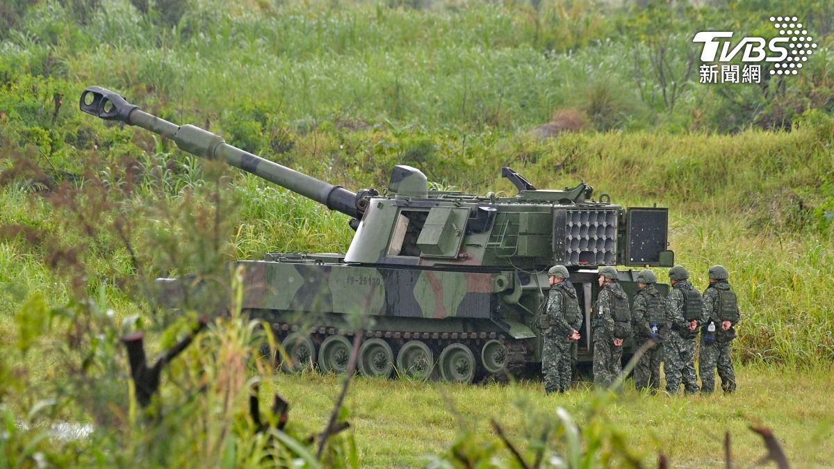 模擬敵軍兩棲兵力企圖進犯中部地區為想定,軍方出動包括雷霆2000、M109A2自走砲戰車等武器實彈射擊,現場畫面十分震撼。(圖/胡瑞麒攝)