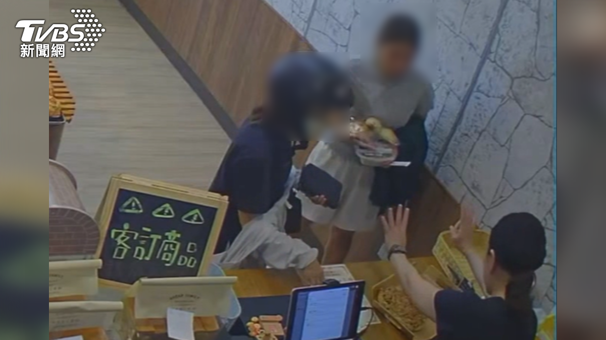 台南一間麵包店,假日人手不足拒切麵包,女客當場爆氣飆罵,還留一星負評。(圖/TVBS)
