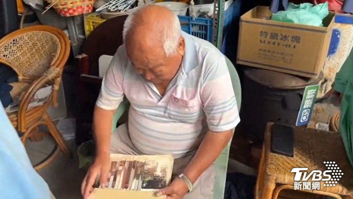 新竹氣爆奪兩命，老父親翻看女兒相片止不住淚。（圖／TVBS）