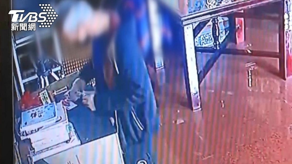 虧大了!苗栗笨賊釣香油錢秒被逮 偷6元慘賠「833倍罰金」