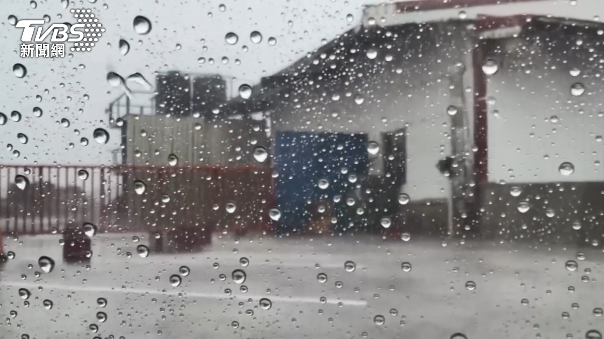 南部驚見「弓形對流」狂掃,風雨說來就來,塑膠籃馬路上狂奔,人孔蓋被沖到位移。(圖/翻攝Threads_ kongmei1985)