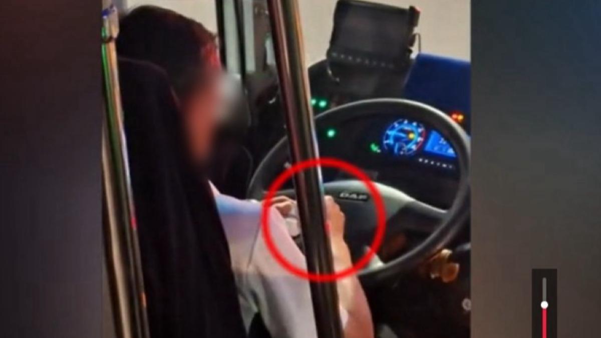公車司機低頭弄耳機盒,民怨:投訴3次都沒用。(畫面翻攝/記者爆料網)