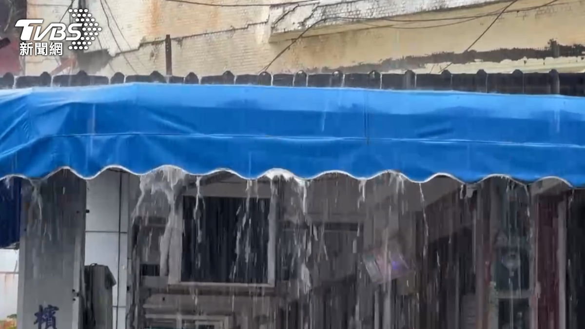 9號午後，高雄路竹區變天，刮7級強陣風又下大雨，民眾形容宛如颱風天。（圖／TVBS）