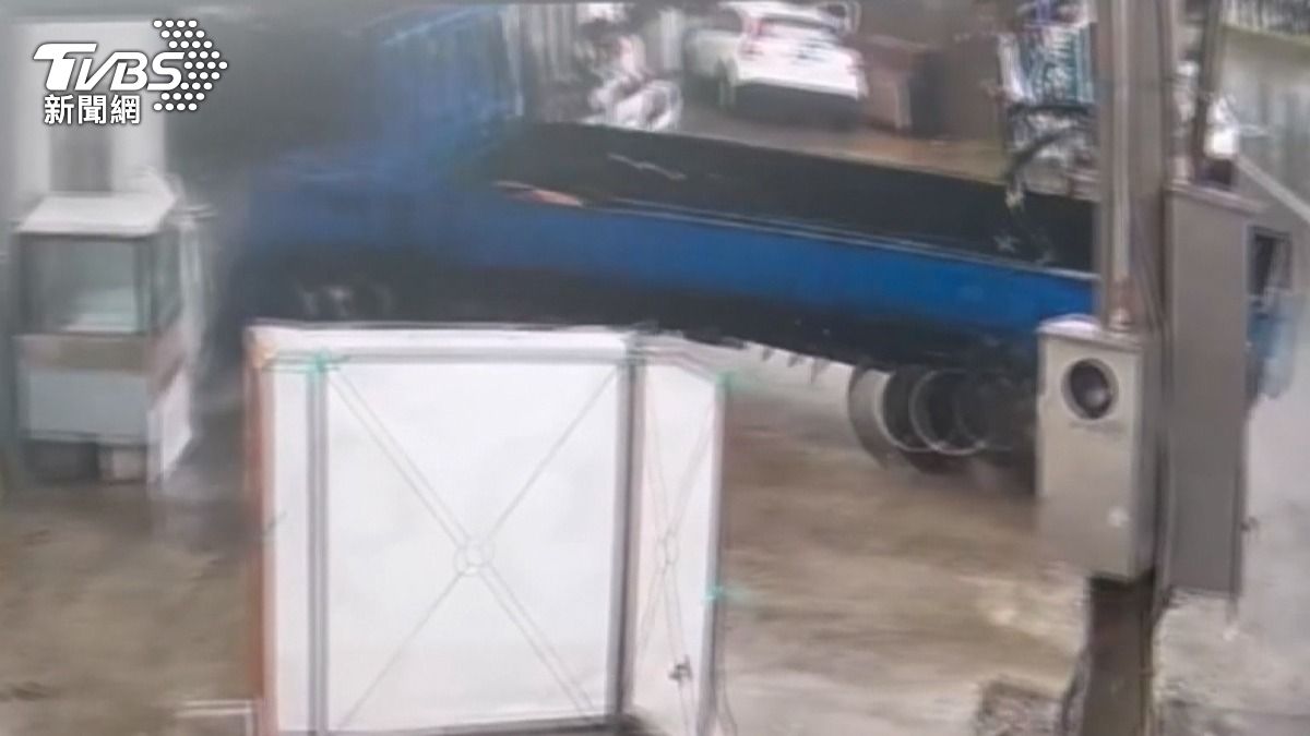 試營運才1週遇劫！貨車直衝蔬食店　門牆裂開損失逾50萬