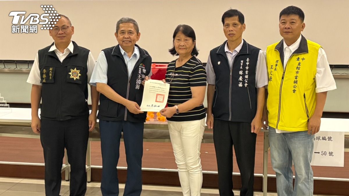 台中當舖抽籤65人搶1張牌!中獎者:比中樂透幸運(圖中女子為代理人)