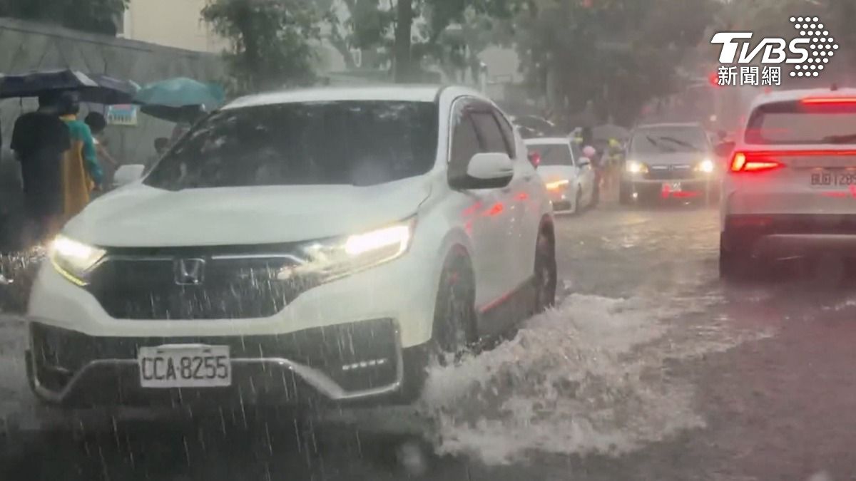 整條街道瞬間積水,路面標線幾乎完全看不見,汽機車經過時濺起一道道水花,讓一旁店家相當無奈。(圖/TVBS)