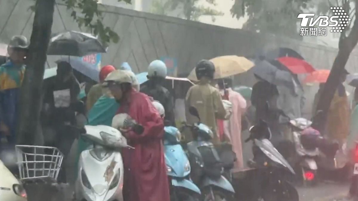 突如其來的傾盆大雨,讓家長和學童全都成了落湯雞。(圖/TVBS)