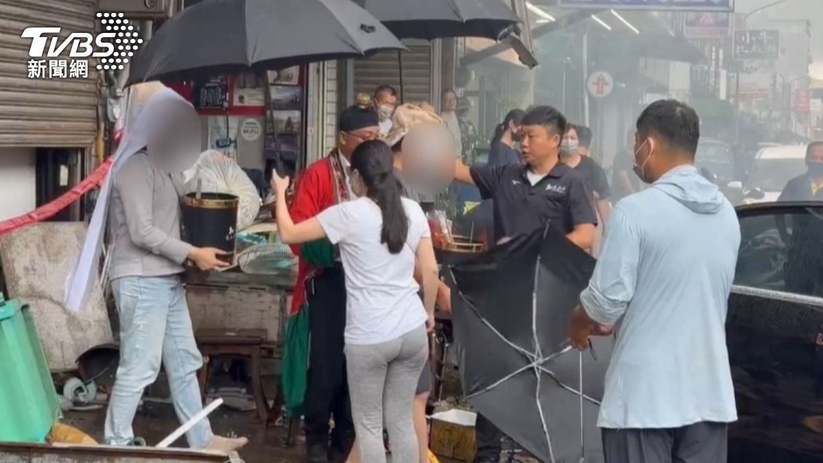 家屬在麵包店送別親人，對他們的離世相當不捨。（圖／TVBS）
