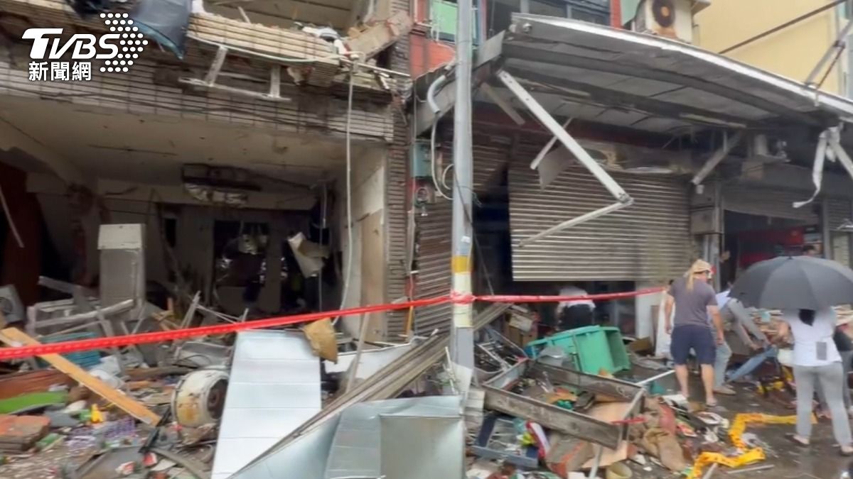 現場仍可見遭氣爆震碎的建築殘骸與封鎖線。（圖／TVBS）