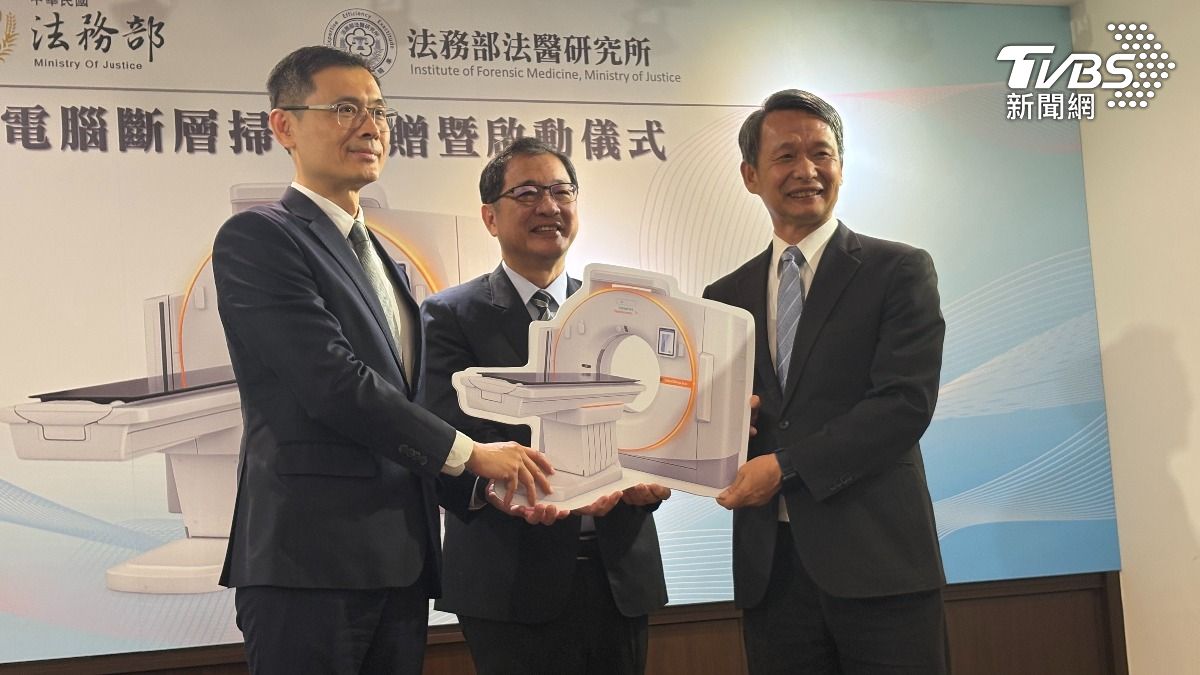 西門子公司代表捐贈2台高效能192切電腦斷層掃描儀(CT)給法務部法醫研究所。(圖/潘千詩攝)