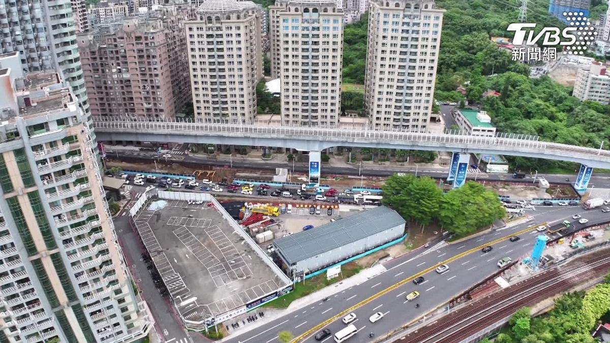 房市連亮12個黃藍燈。(圖/TVBS)