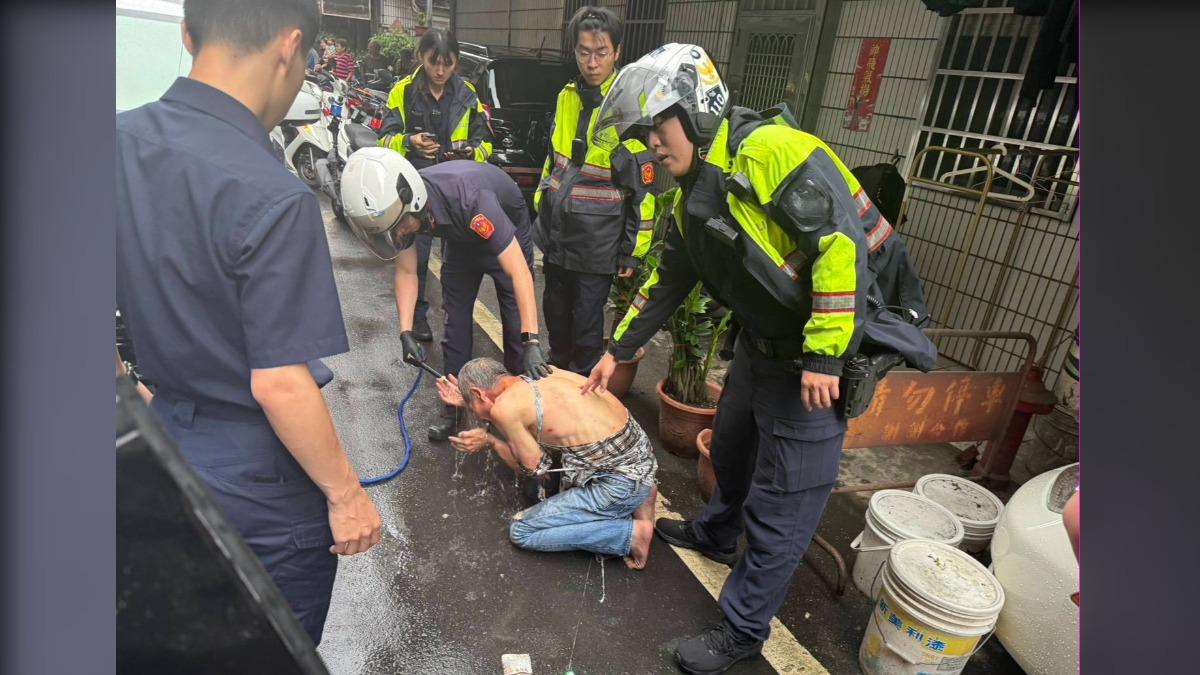 嫌犯沿路逆向逃,最後在窄巷遭圍捕。(圖/警方提供)