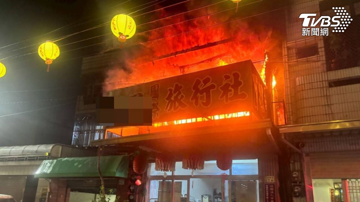 嘉義旅行社疑電線走火二樓大火！　雨天驚魂夜民眾紛外出圍觀