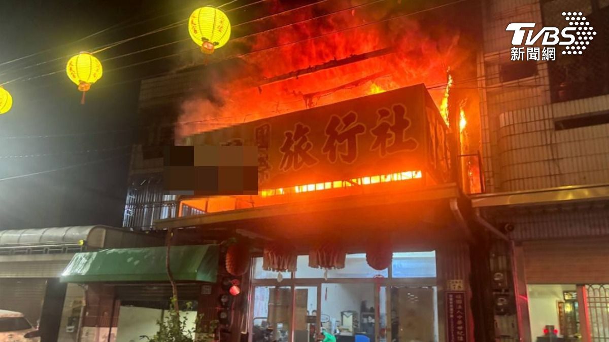 嘉義一間旅行社二樓窗戶晚間竄出火舌,正在辦公的員工發現,嚇得急忙奪門而出。(圖/TVBS)