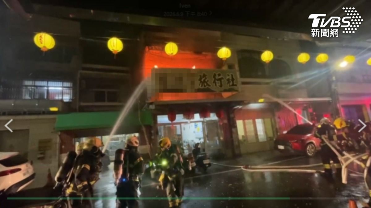 由於火警現場兩旁還有住戶,消防隊員一邊灑水灌救,一邊疏散兩旁人員。(圖/TVBS)