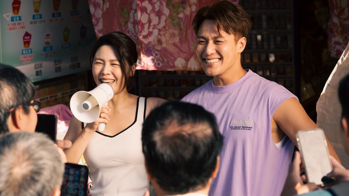 白家綺(左)守著電視機播出。(圖/民視提供)