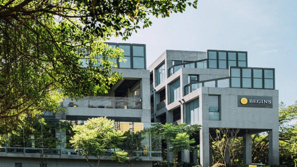 HOTEL BEGINS以極簡設計與海景特色聞名。（圖／翻攝HOTEL BEGINS FB）