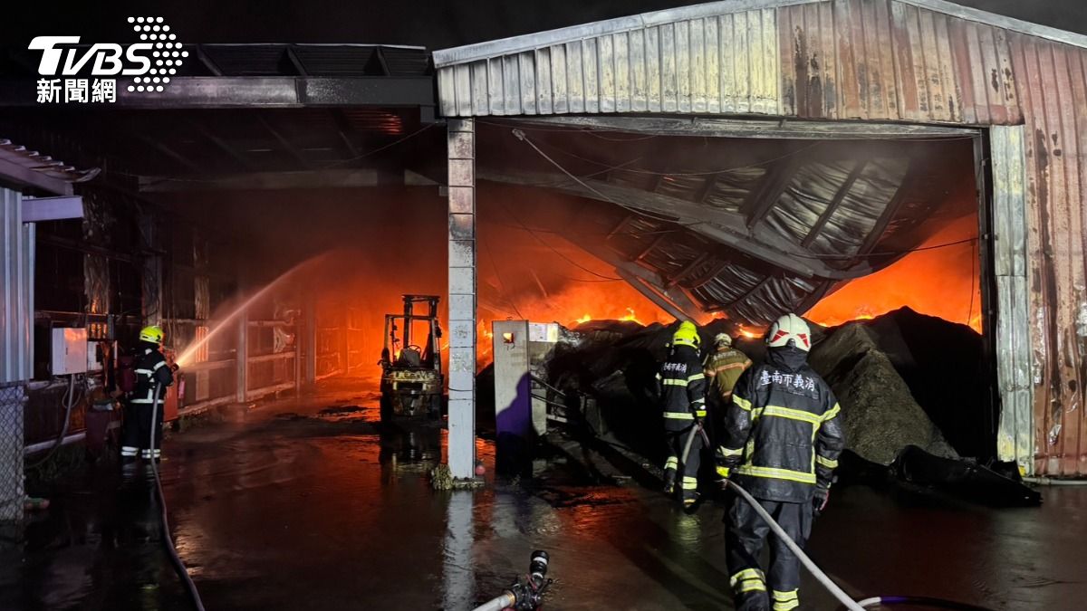 消防人員到場。（圖／TVBS）