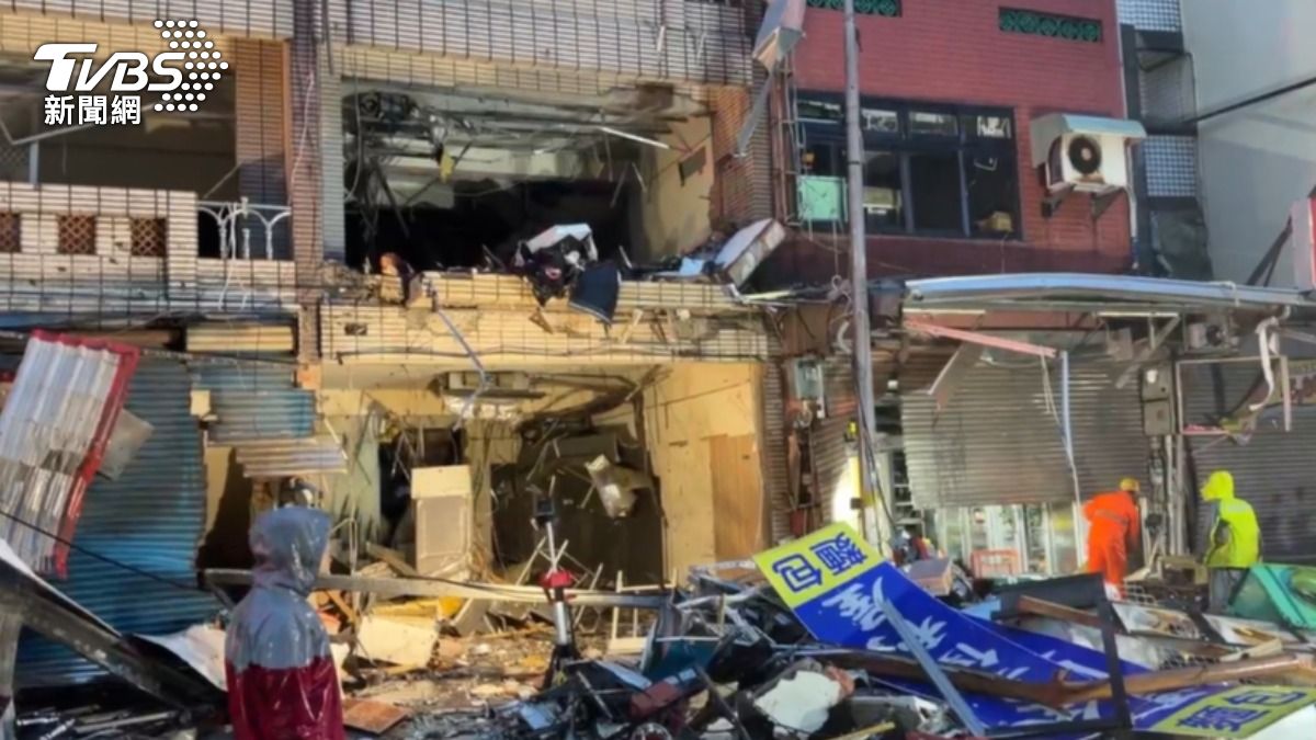 便當店瓦斯氣爆，鄰近建築受損嚴重。（圖／TVBS）