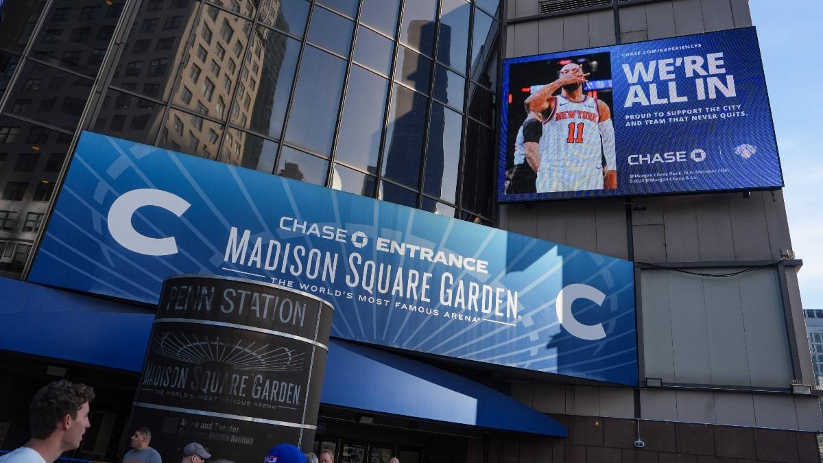 NBA/尼克輸球紐約大失控!球迷襲警、拔路標...8人被逮