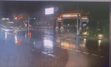 牌樓慘遭波及。（圖／TVBS）