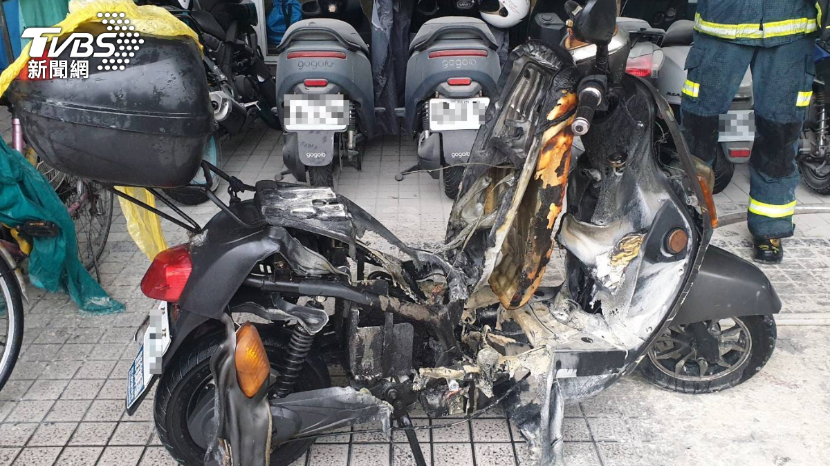 台北文山運動中心火警 機車莫名自燃燒成骨架