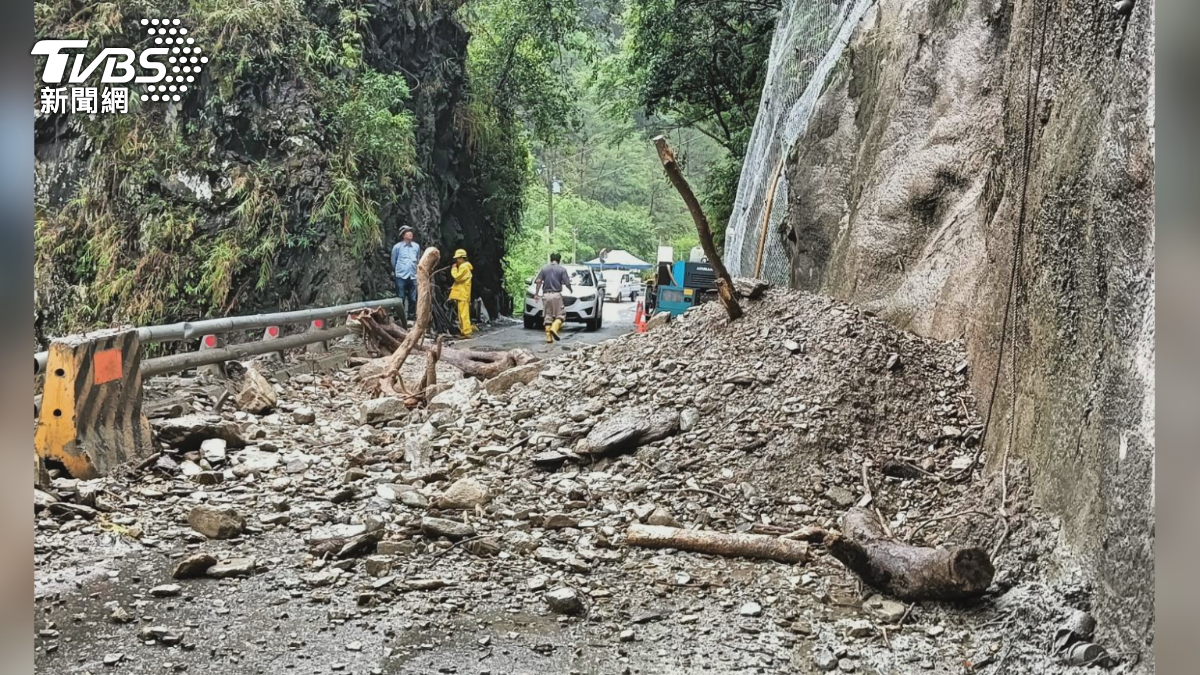 台東縣台20線9日早上則發生邊坡坍方,樹枝、落石全散落在車道上,一度造成雙向無法通行,山貓進駐搶修,花了一天時間才順利搶通(圖/TVBS)