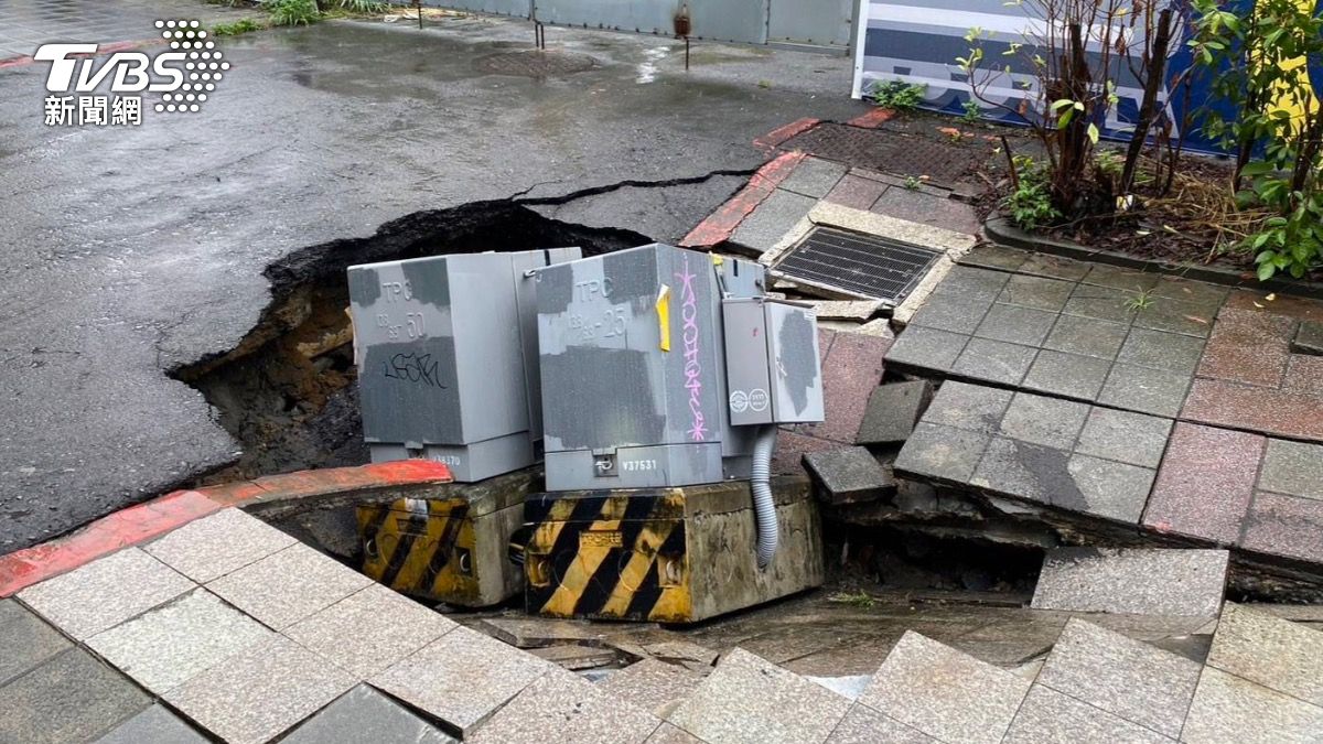 快訊/北市鄭州路變電箱陷天坑 現場畫面曝光