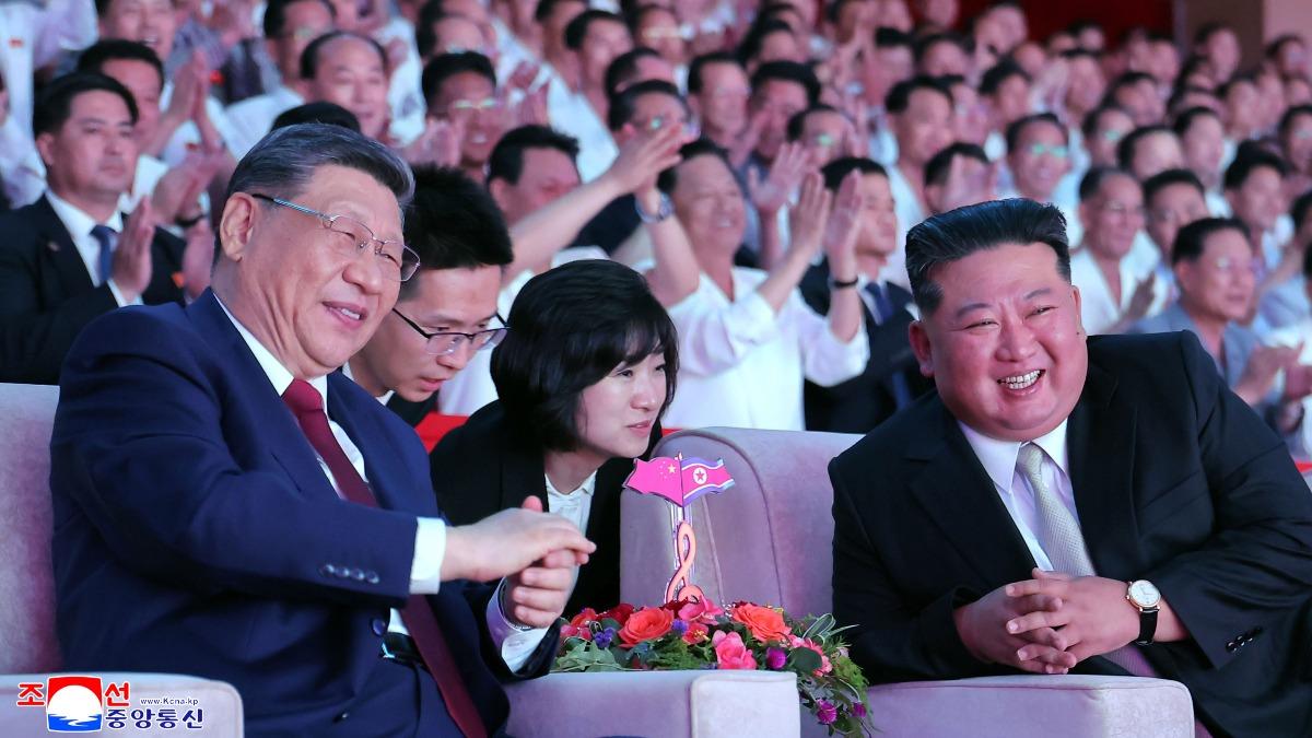 北韓官媒朝中社曝光習近平戴老花眼鏡畫面(圖/達志影像美聯社)