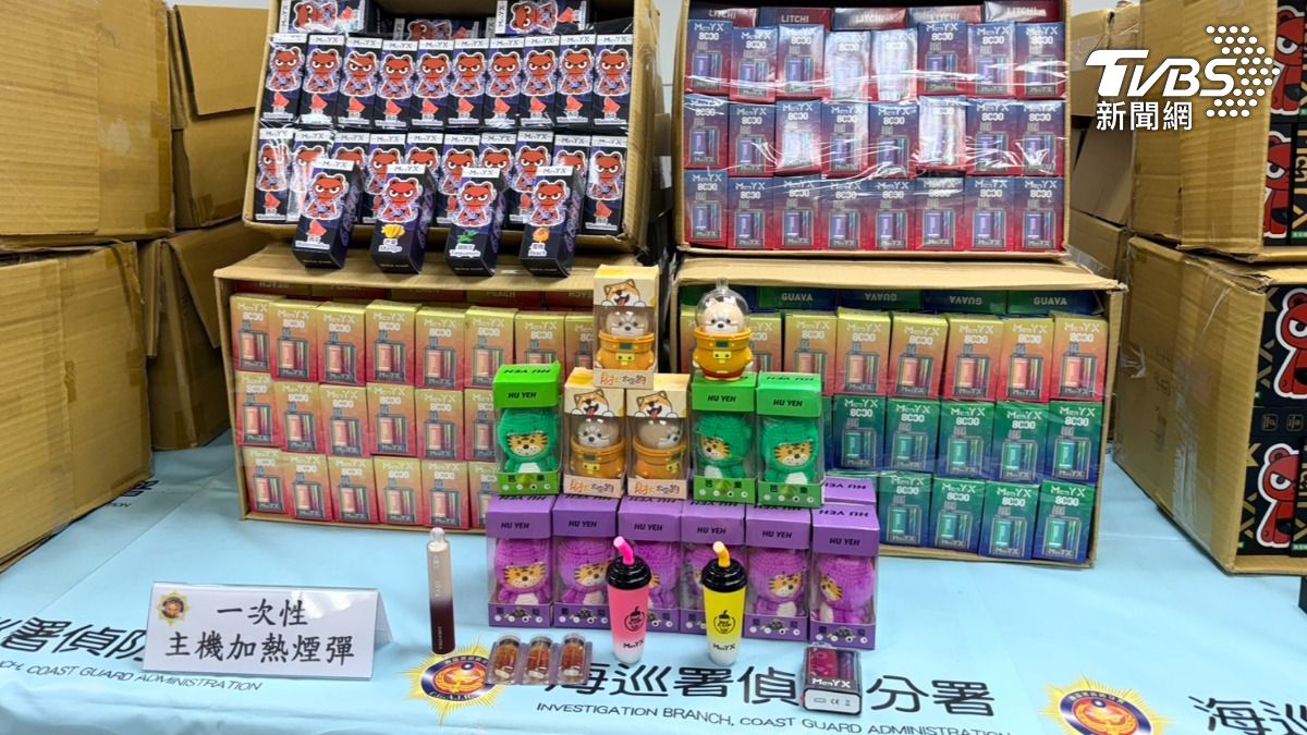 引進外觀設計成公仔模樣的一次性電子煙。(圖/TVBS)