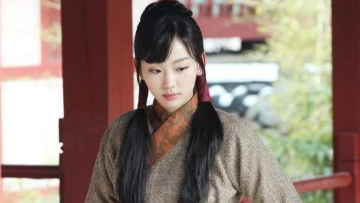 秦基周在古裝劇《月之戀人-步步驚心:麗》飾演侍女「彩鈴」展露頭角。(圖/翻攝自韓網)