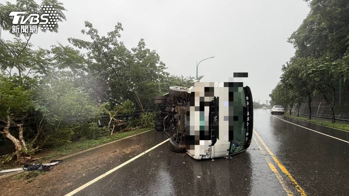 快訊／雨天山路驚魂！皇家客運側翻路中央　司機乘客爬窗逃命